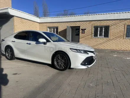 Toyota Camry 2020 года за 12 500 000 тг. в Актобе – фото 2