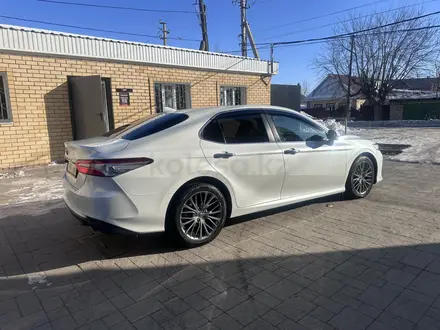 Toyota Camry 2020 года за 12 500 000 тг. в Актобе – фото 4