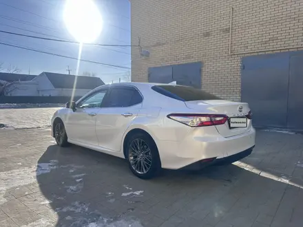 Toyota Camry 2020 года за 12 500 000 тг. в Актобе – фото 7