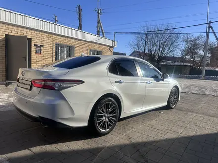 Toyota Camry 2020 года за 12 500 000 тг. в Актобе – фото 5