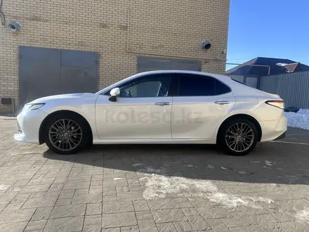Toyota Camry 2020 года за 12 500 000 тг. в Актобе – фото 9