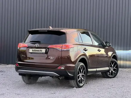 Toyota RAV4 2018 года за 12 800 000 тг. в Актобе – фото 4