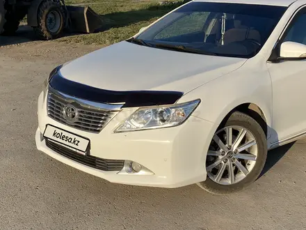 Toyota Camry 2013 года за 8 500 000 тг. в Актобе – фото 2