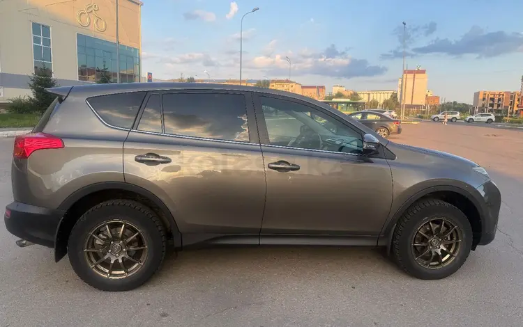 Toyota RAV4 2015 года за 10 800 000 тг. в Петропавловск