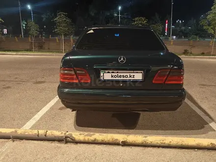 Mercedes-Benz E 230 1997 года за 2 900 000 тг. в Алматы – фото 4