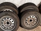 Комплект зимних шин с дисками за 80 000 тг. в Костанай