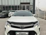 Toyota Camry 2017 года за 11 990 000 тг. в Шымкент – фото 2