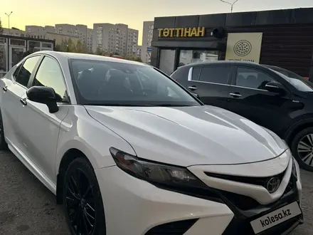 Toyota Camry 2020 года за 14 000 000 тг. в Астана