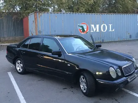 Mercedes-Benz E 300 1996 года за 1 800 000 тг. в Алматы