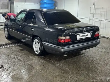 Mercedes-Benz E 220 1994 года за 4 800 000 тг. в Кызылорда – фото 2