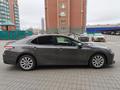 Toyota Camry 2018 года за 9 000 000 тг. в Актобе – фото 2