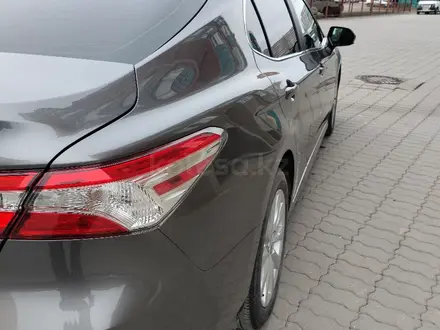 Toyota Camry 2018 года за 9 000 000 тг. в Актобе – фото 12