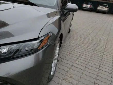 Toyota Camry 2018 года за 9 000 000 тг. в Актобе – фото 4