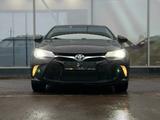 Toyota Camry 2015 года за 10 500 000 тг. в Уральск – фото 2