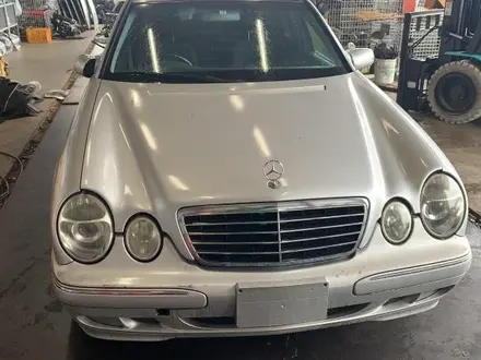 Капот Mercedes-Benz w210 рестайлинг (и до рест) за 40 000 тг. в Шымкент – фото 2