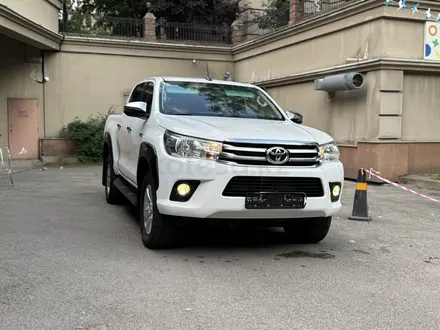 Toyota Hilux 2017 года за 13 400 000 тг. в Алматы