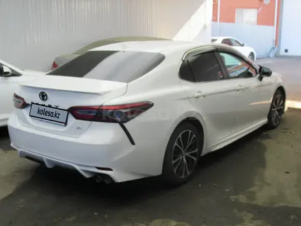 Toyota Camry 2018 года за 8 930 100 тг. в Актобе – фото 6