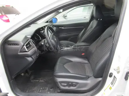 Toyota Camry 2018 года за 8 930 100 тг. в Актобе – фото 8