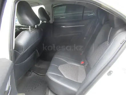 Toyota Camry 2018 года за 8 930 100 тг. в Актобе – фото 9