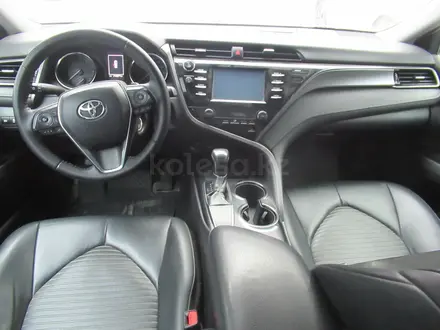 Toyota Camry 2018 года за 8 930 100 тг. в Актобе – фото 7