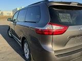 Toyota Sienna 2018 года за 15 500 000 тг. в Актобе – фото 2