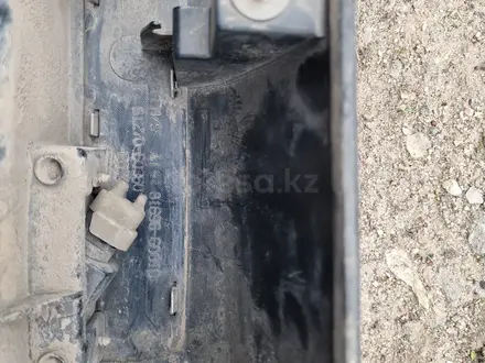 Подномерник с Прадо120,с крышки багажника на которой стоит запасное колесо. за 35 000 тг. в Актобе – фото 3