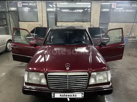 Mercedes-Benz E 200 1994 года за 1 650 000 тг. в Алматы