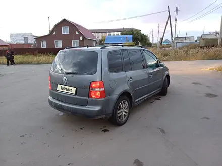 Volkswagen Touran 2004 года за 3 500 000 тг. в Петропавловск – фото 4