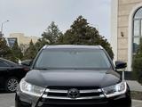 Toyota Highlander 2017 года за 18 500 000 тг. в Актау – фото 2