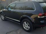 Volkswagen Touareg 2007 года за 6 400 000 тг. в Алматы – фото 2