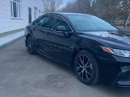 Toyota Camry 2023 года за 15 500 000 тг. в Павлодар – фото 2