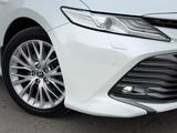 Toyota Camry 2021 года за 13 900 000 тг. в Актобе – фото 2