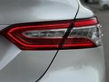 Toyota Camry 2021 года за 13 900 000 тг. в Актобе – фото 5