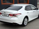 Toyota Camry 2021 года за 13 900 000 тг. в Актобе – фото 4