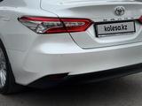 Toyota Camry 2021 года за 13 900 000 тг. в Актобе – фото 3