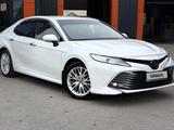 Toyota Camry 2021 года за 13 900 000 тг. в Актобе