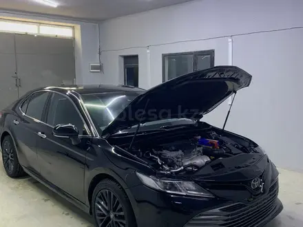 Toyota Camry 2018 года за 9 800 000 тг. в Жанаозен – фото 7