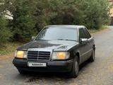 Mercedes-Benz E 220 1993 года за 1 550 000 тг. в Караганда – фото 2
