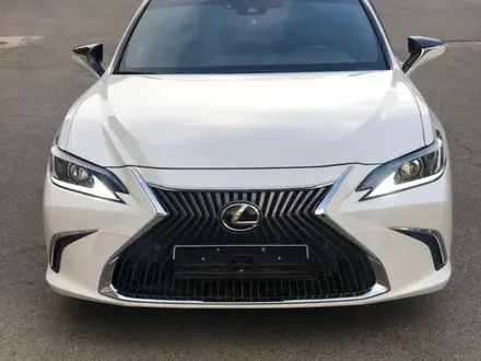 Lexus ES 250 2019 года за 23 000 000 тг. в Шымкент