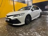 Toyota Camry 2021 года за 16 500 000 тг. в Уральск – фото 2