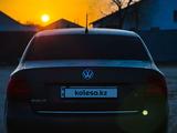 Volkswagen Polo 2014 года за 5 000 000 тг. в Атырау – фото 2