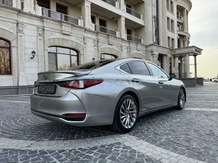 Lexus ES 300h 2019 года за 17 500 000 тг. в Алматы – фото 3