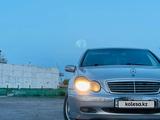 Mercedes-Benz C 200 2003 года за 3 600 000 тг. в Астана – фото 2