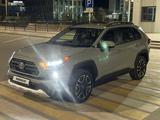 Toyota RAV4 2021 года за 13 000 000 тг. в Атырау – фото 2