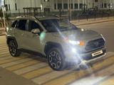 Toyota RAV4 2021 года за 13 000 000 тг. в Атырау