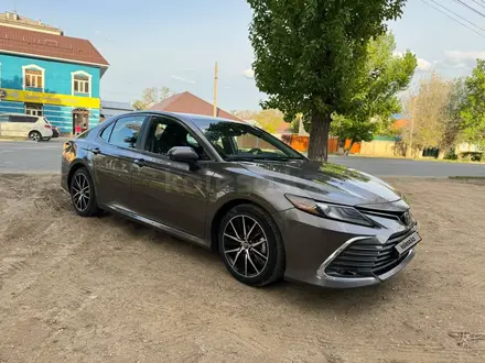 Toyota Camry 2021 года за 13 000 000 тг. в Уральск – фото 2