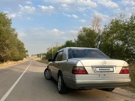 Mercedes-Benz E 280 1994 года за 2 900 000 тг. в Алматы – фото 4