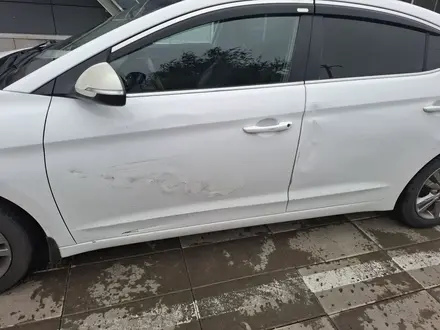 Hyundai Elantra 2018 года за 7 500 000 тг. в Уральск – фото 5