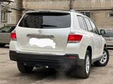 Toyota Highlander 2013 года за 10 400 000 тг. в Актобе – фото 2