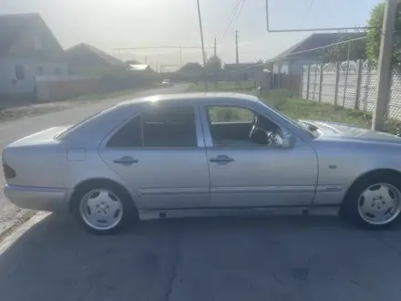 Mercedes-Benz E 280 1998 года за 2 000 000 тг. в Алматы – фото 3